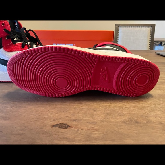 Jordan 1 Retro AJKO Chicago (2021) - Picture 2 of 4